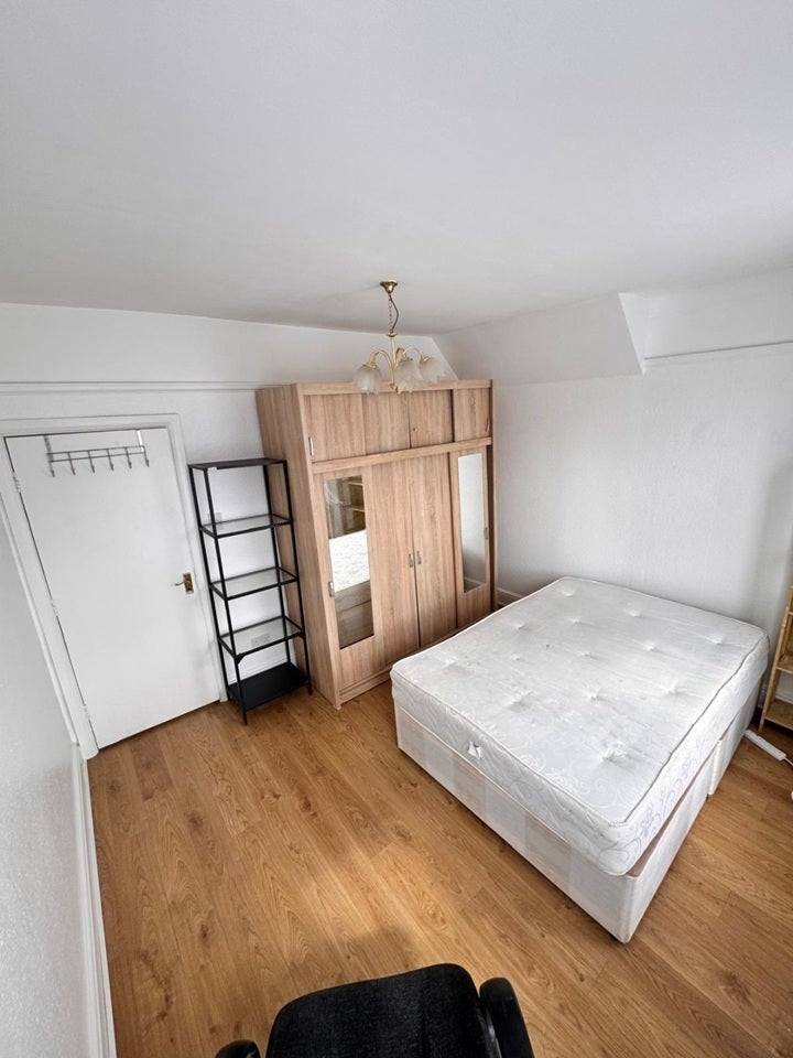 Flat Deansbrook Road in Greater London