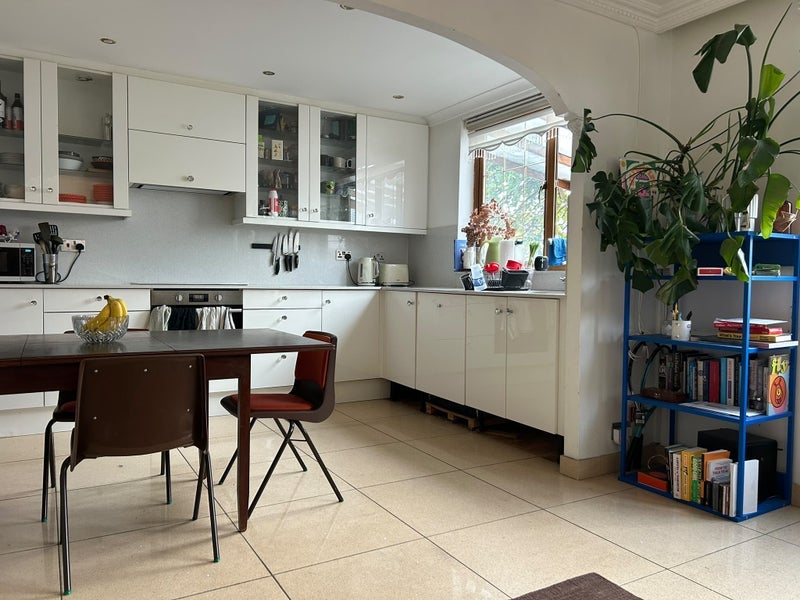 Room Caldecott Way in Greater London