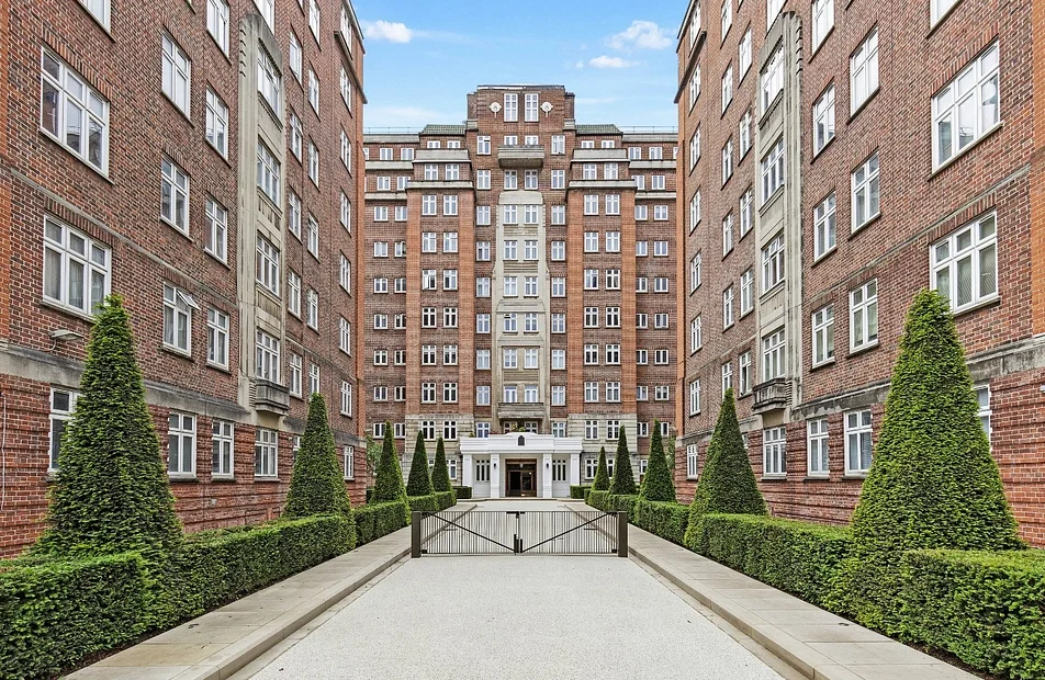 Flat Hall Road in City of Westminster