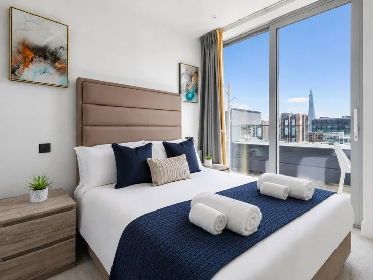 Flat Piazza Walk in Greater London