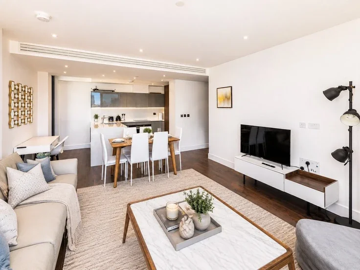 Flat Piazza Walk in Greater London
