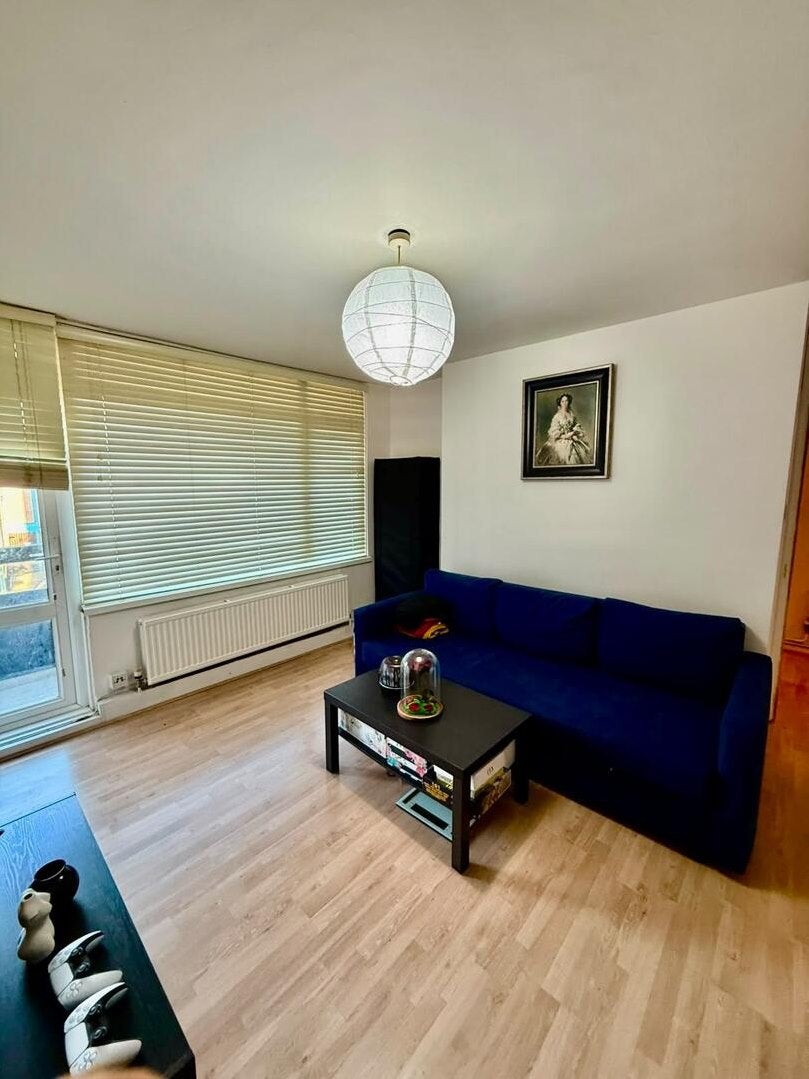Flat Ballards Lane in Greater London