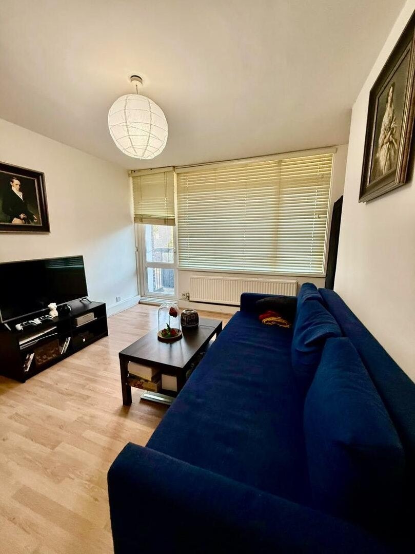 Flat Ballards Lane in Greater London