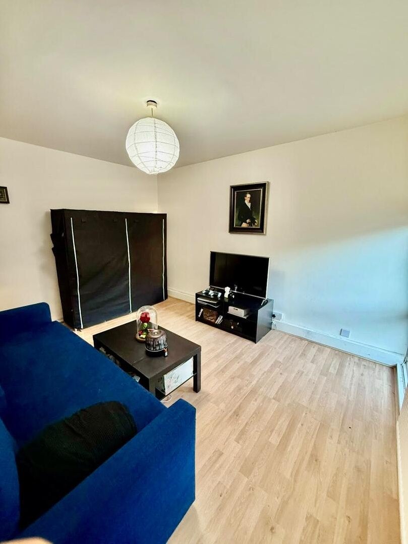Flat Ballards Lane in Greater London