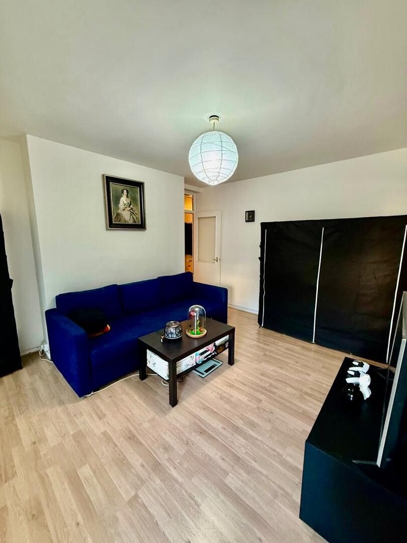 Flat Ballards Lane in Greater London