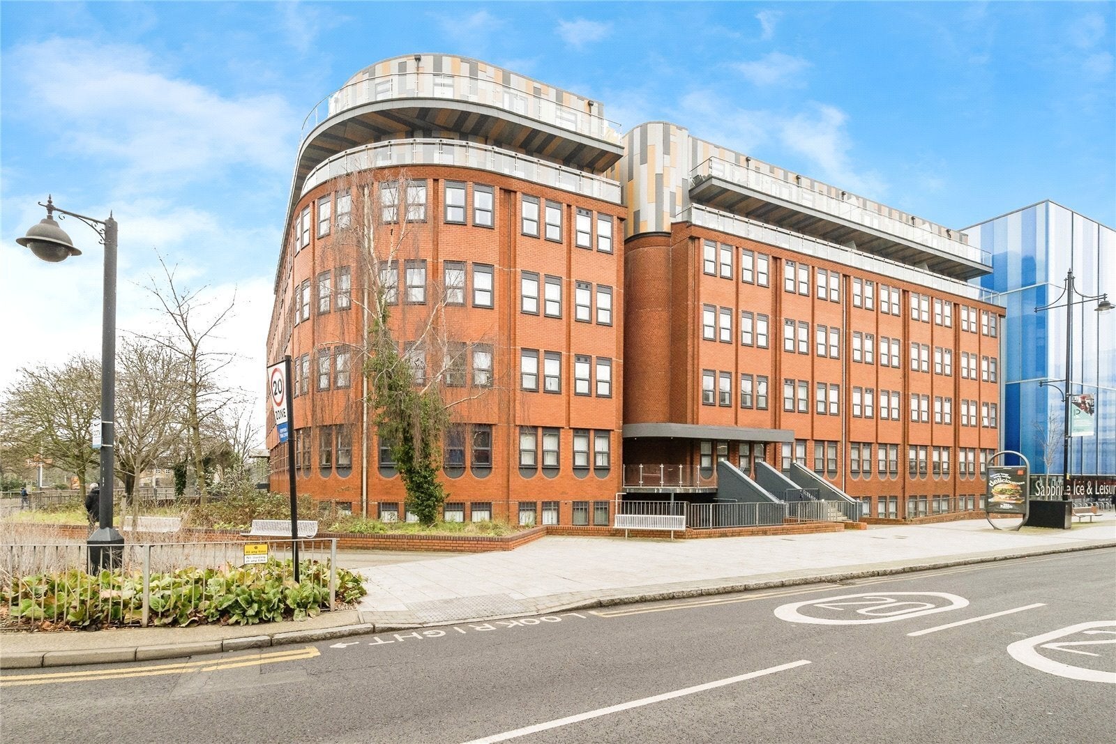 Flat Mercury Gardens in Greater London