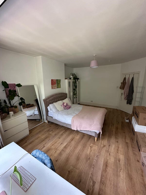 Room Claverdale Road in Greater London