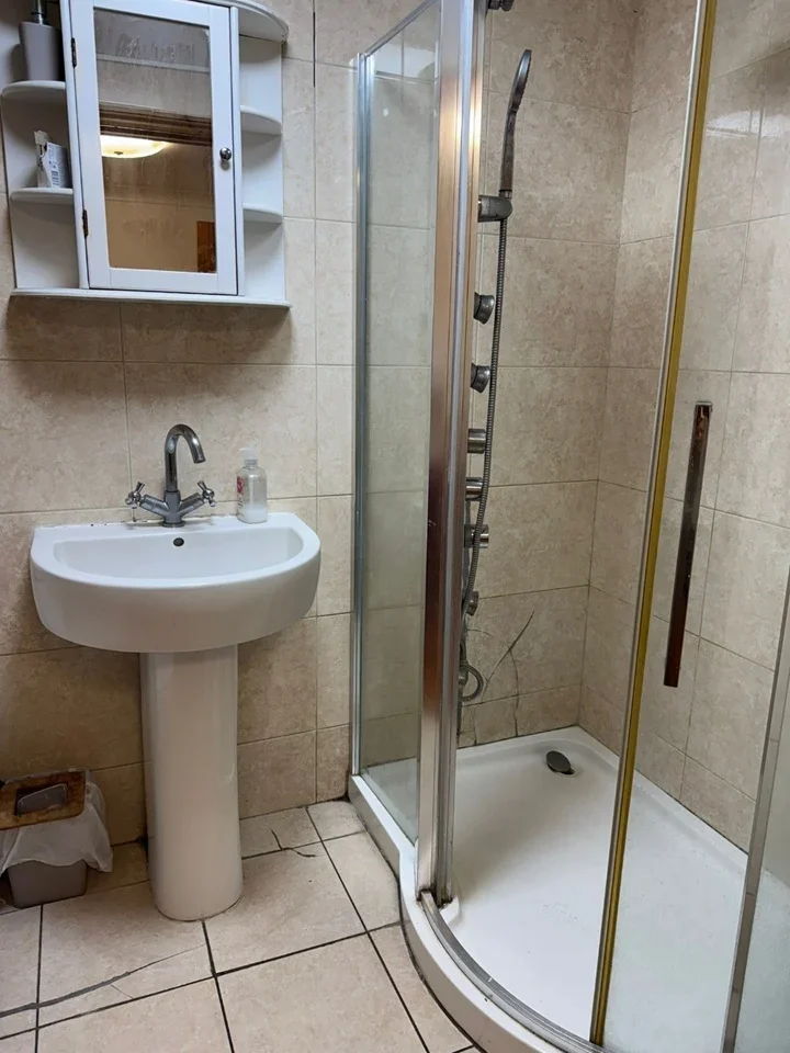 Room Westbury Road in Greater London