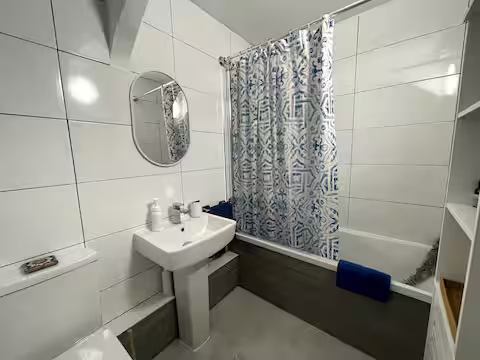 Room Weatherley Close in Greater London