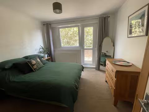 Room Weatherley Close in Greater London