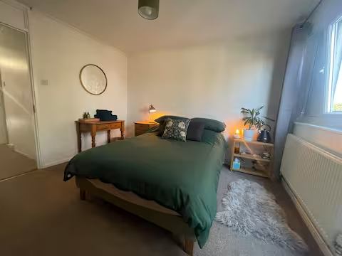 Room Weatherley Close in Greater London
