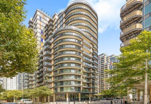 Flat Westferry Circus in Greater London