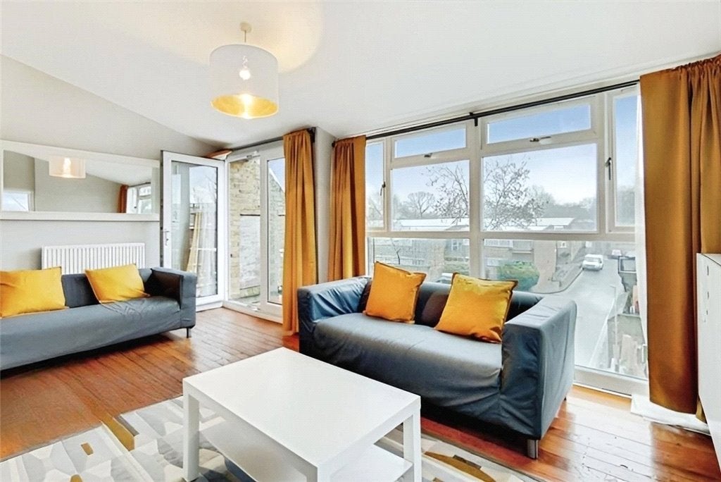 Flat Crosby Walk in Greater London