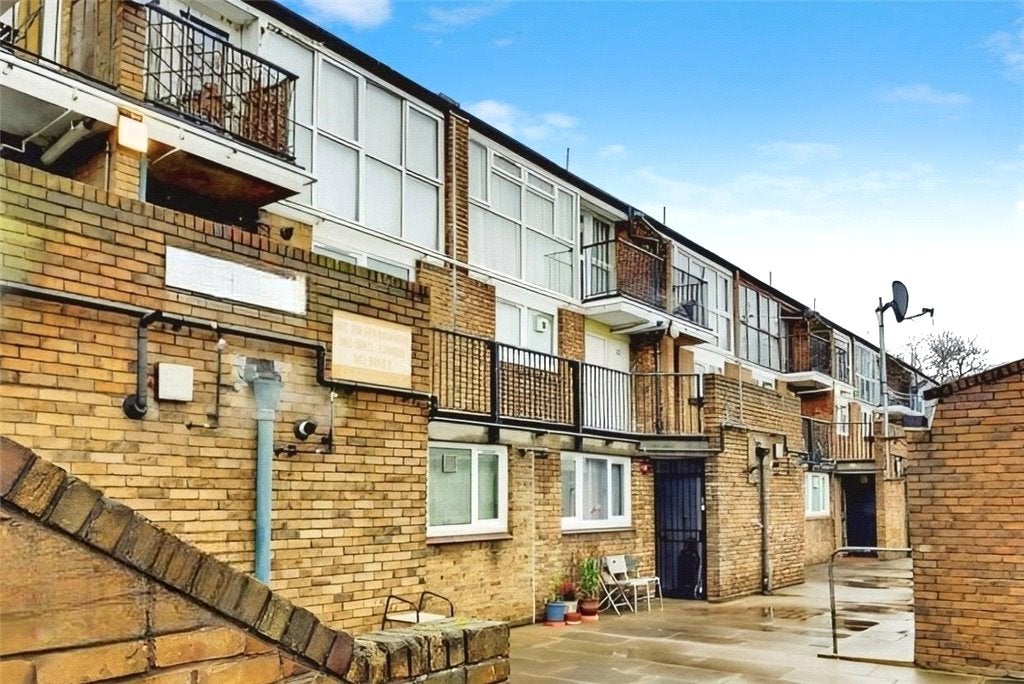 Flat Crosby Walk in Greater London