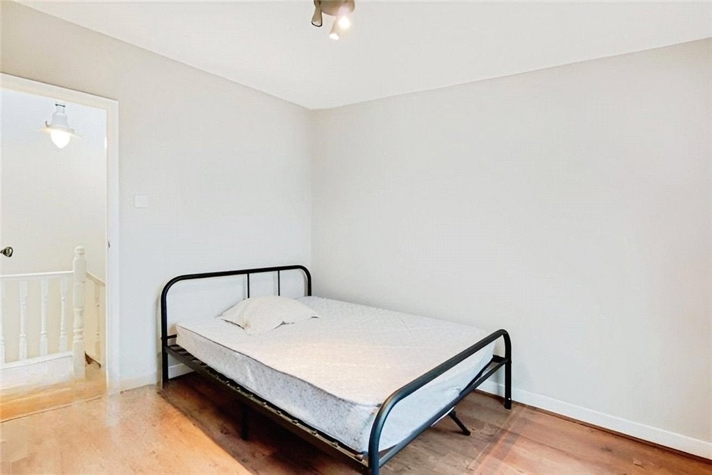 Flat Crosby Walk in Greater London
