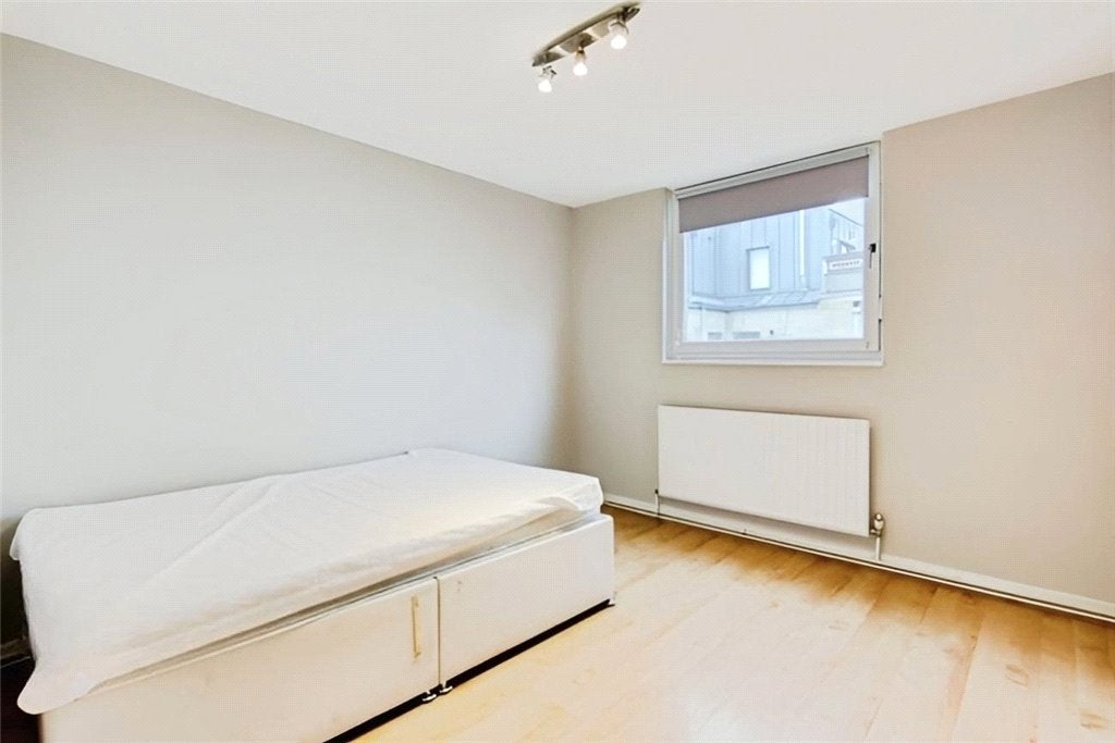 Flat Crosby Walk in Greater London
