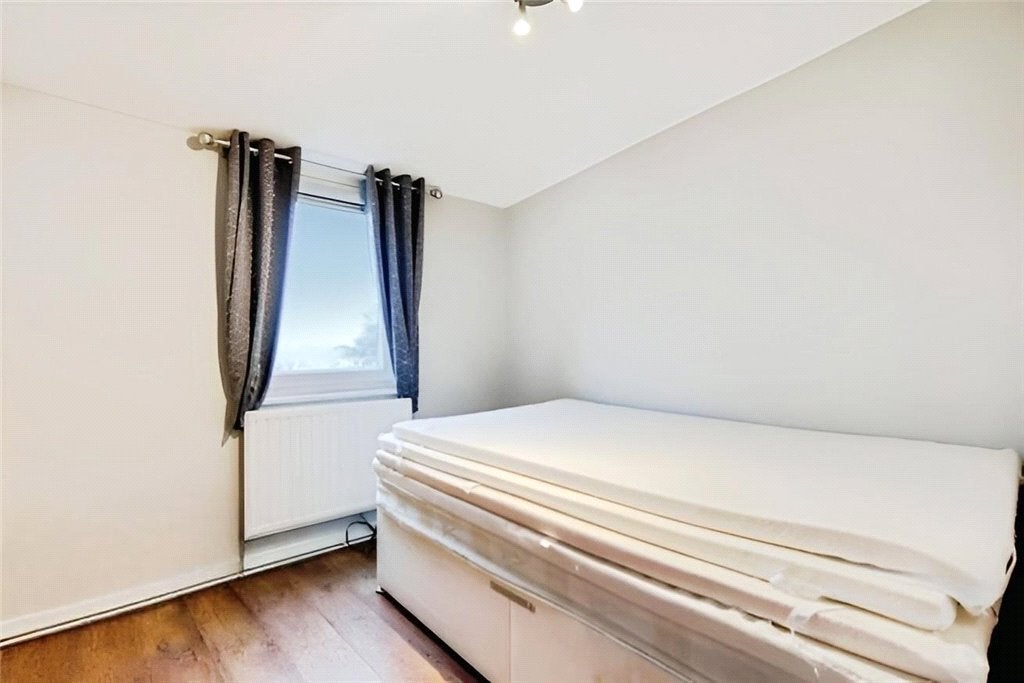 Flat Crosby Walk in Greater London