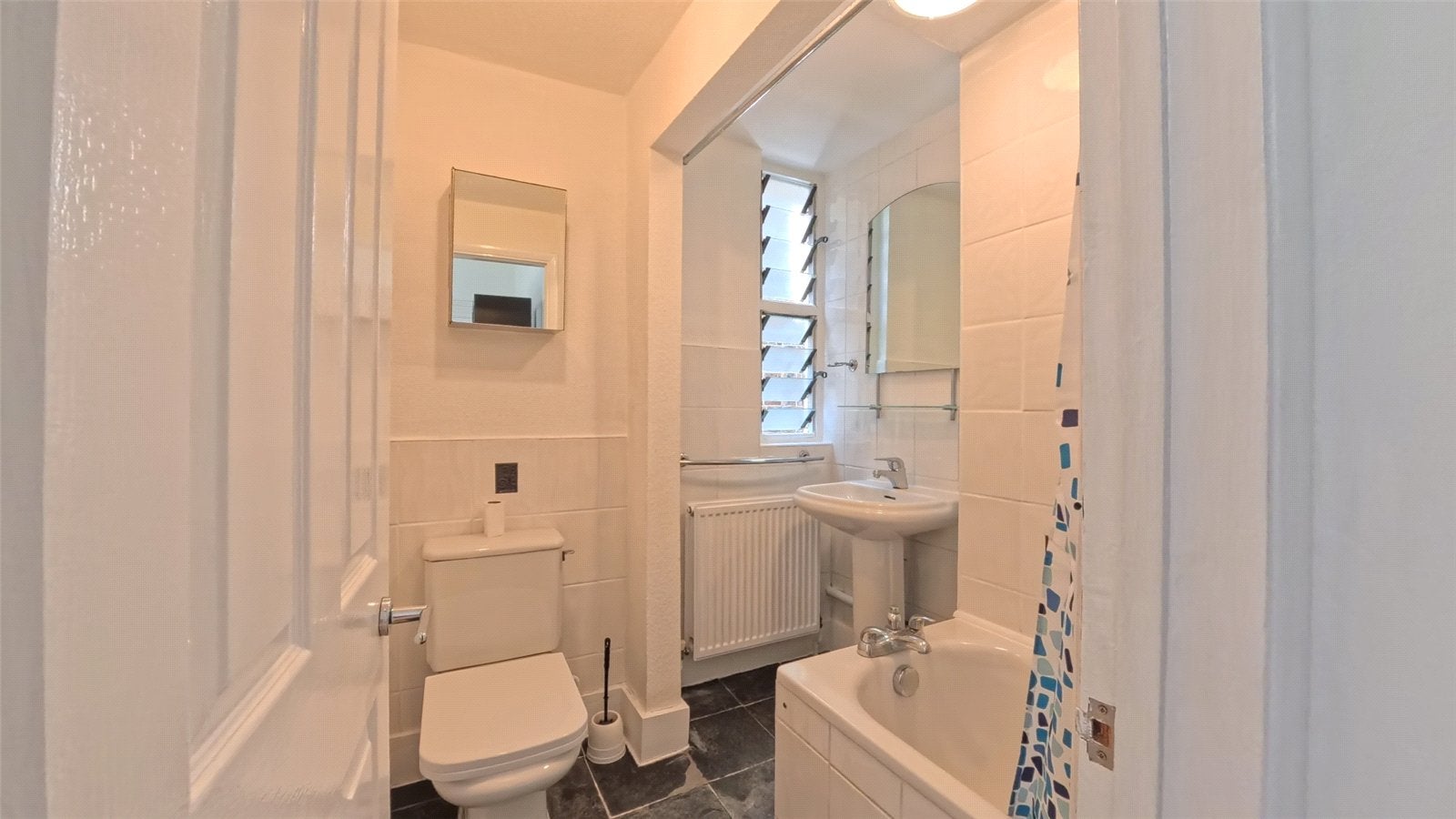 Flat Christchurch Avenue in Greater London
