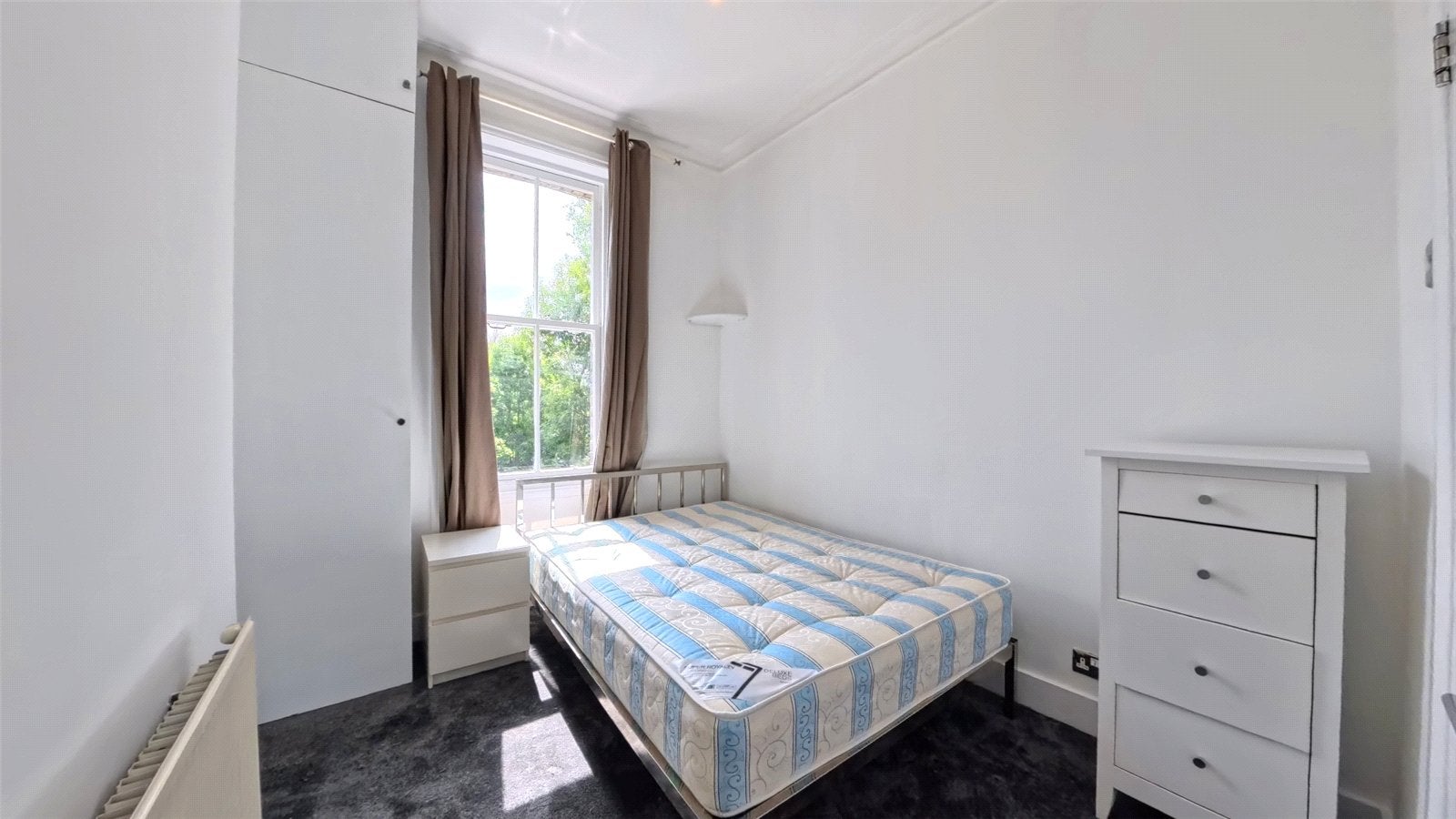 Flat Christchurch Avenue in Greater London