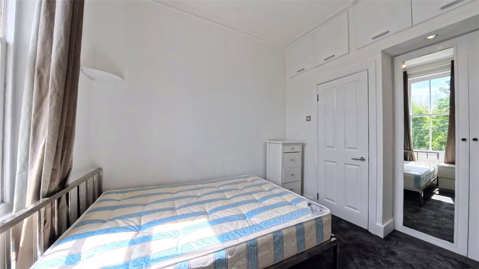 Flat Christchurch Avenue in Greater London