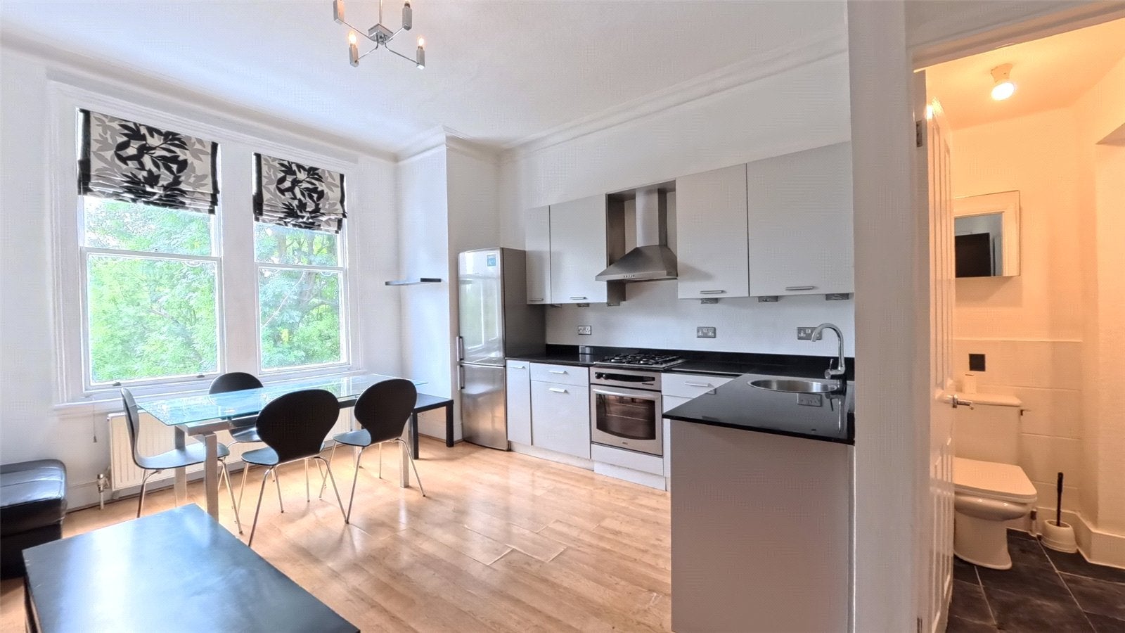Flat Christchurch Avenue in Greater London