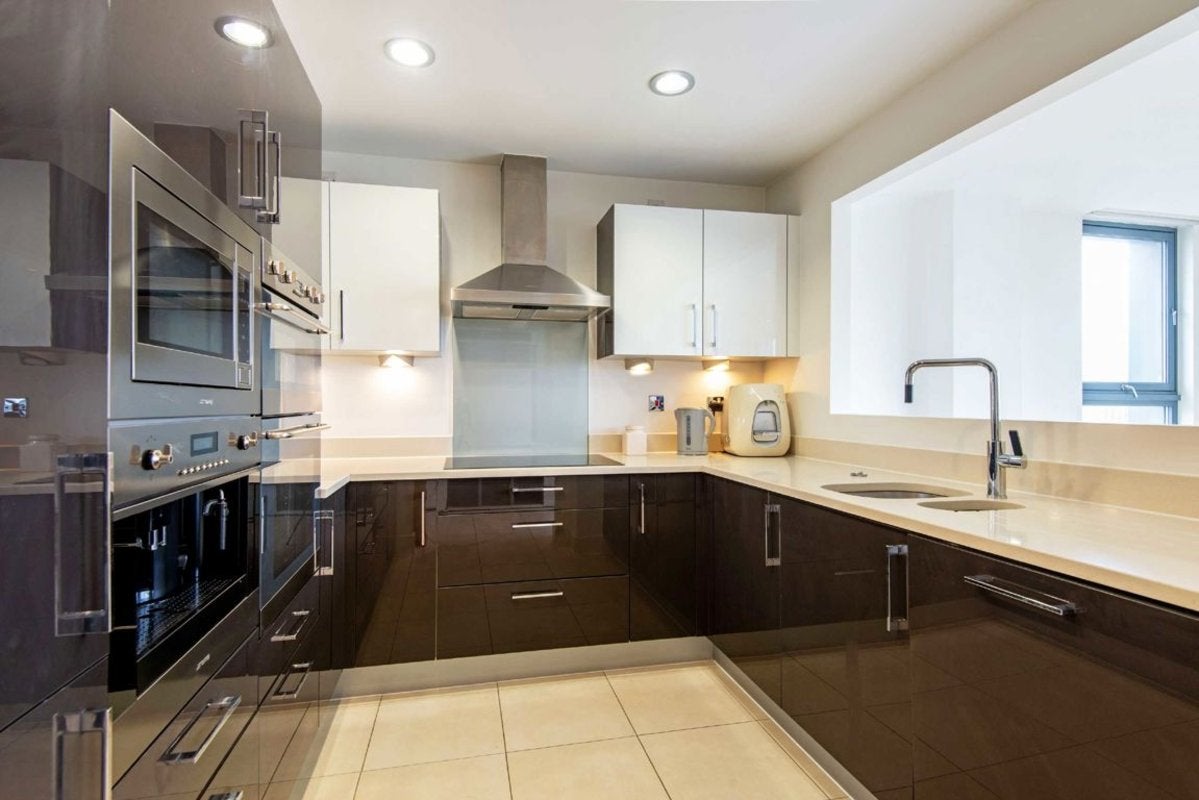 Flat Blackwall Way in Greater London