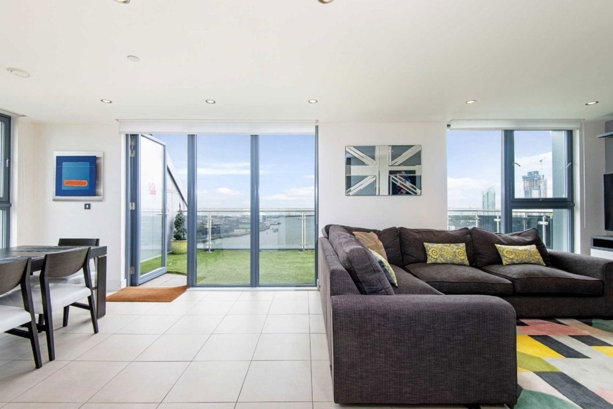 Flat Blackwall Way in Greater London