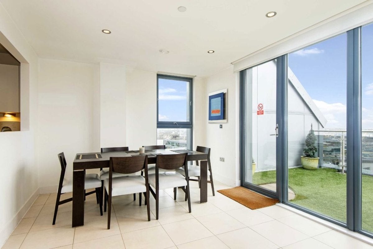 Flat Blackwall Way in Greater London