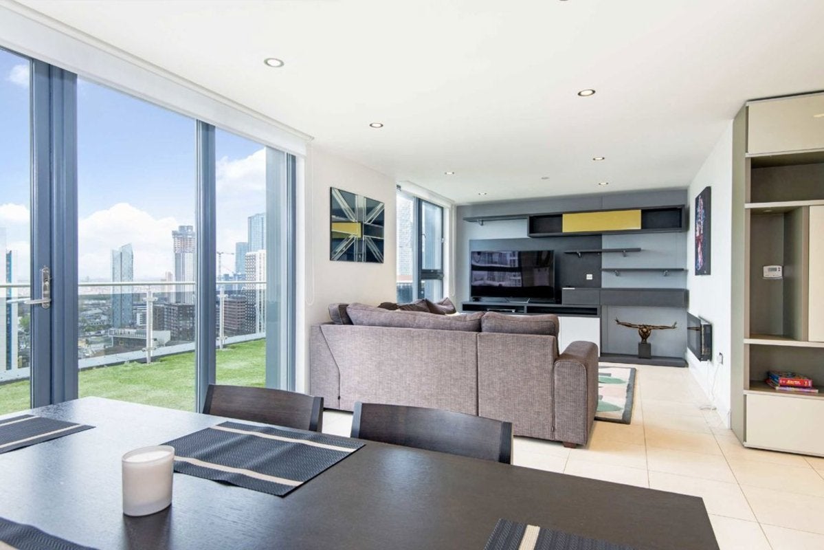 Flat Blackwall Way in Greater London