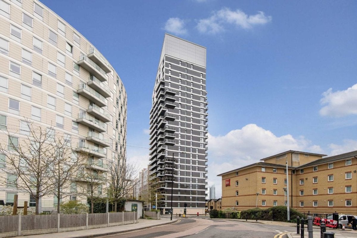 Flat Blackwall Way in Greater London