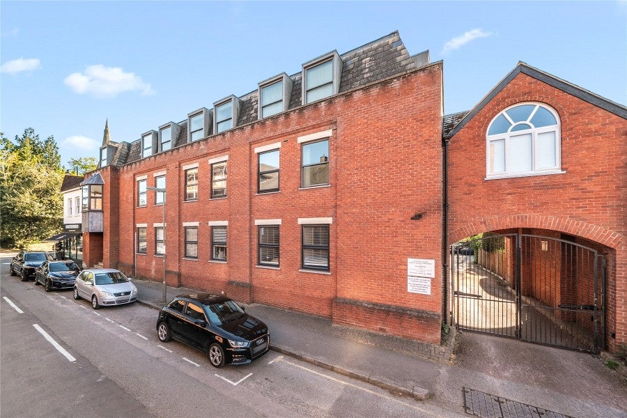 Flat Minorca Road in Elmbridge