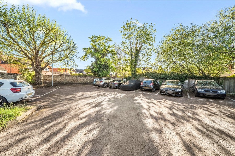 Flat Minorca Road in Elmbridge