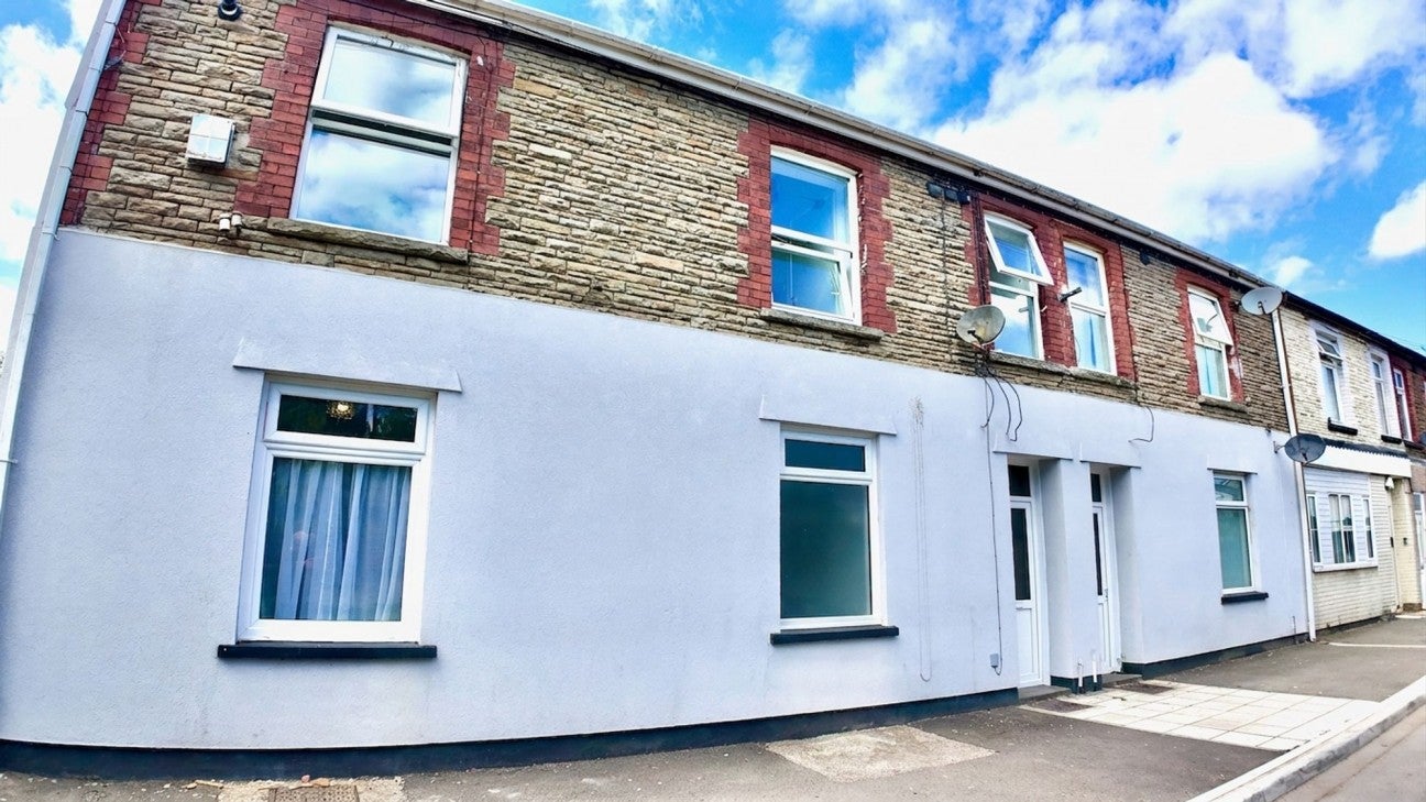 Flat Victoria Road in Pengam
