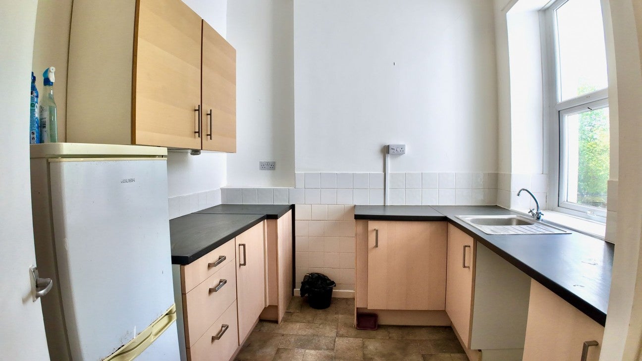 Flat Victoria Road in Pengam