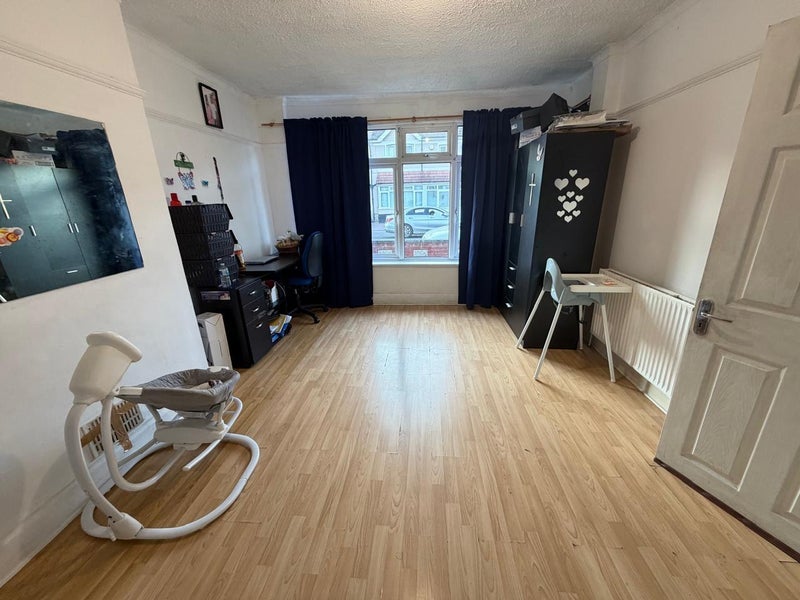 Room Elmwood Road in Greater London