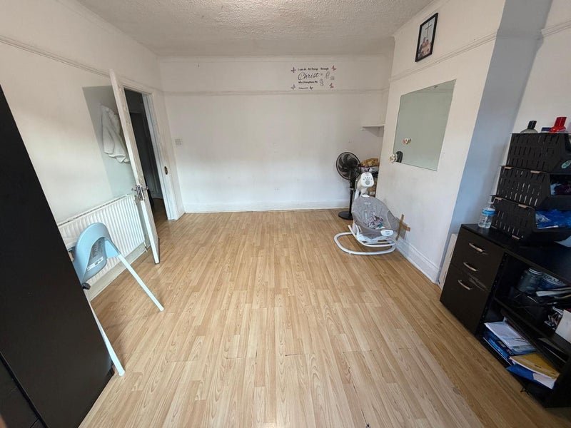 Room Elmwood Road in Greater London