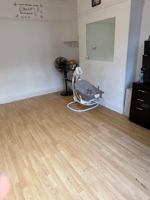 Room Elmwood Road in Greater London