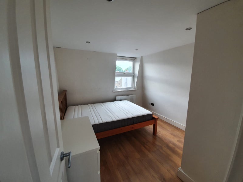 Room Duntshill Road in Greater London