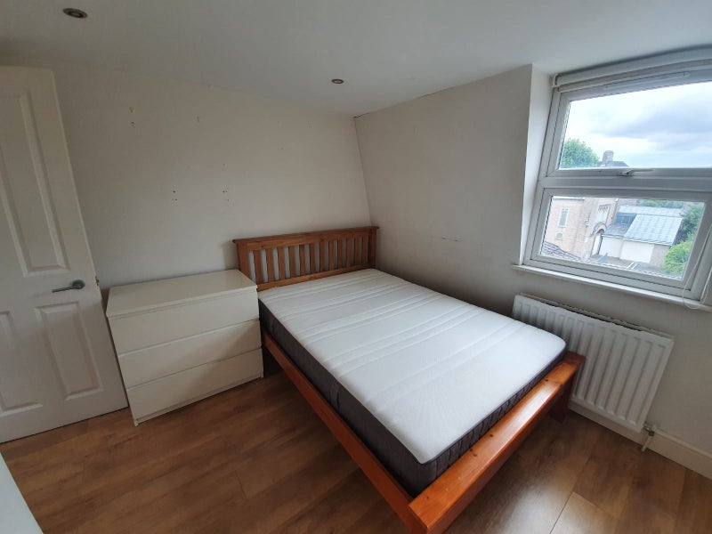 Room Duntshill Road in Greater London