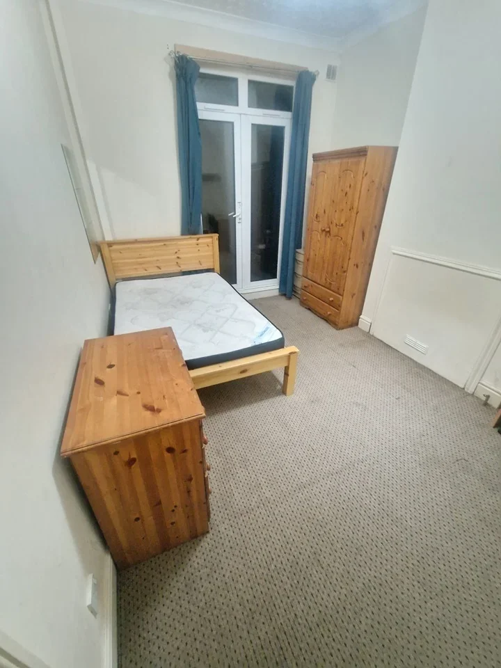 Room Harrow Road in Birmingham