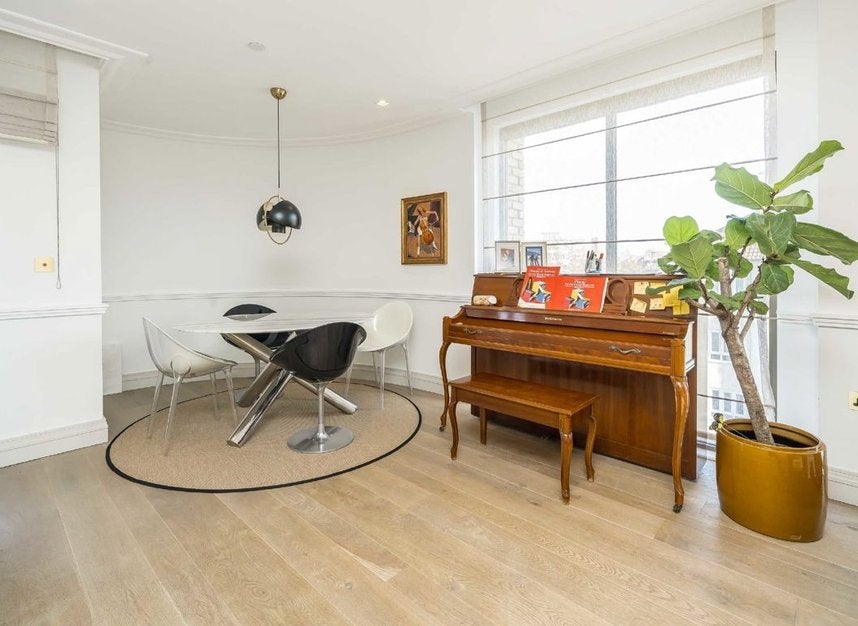 Flat Queen Caroline Street in Greater London