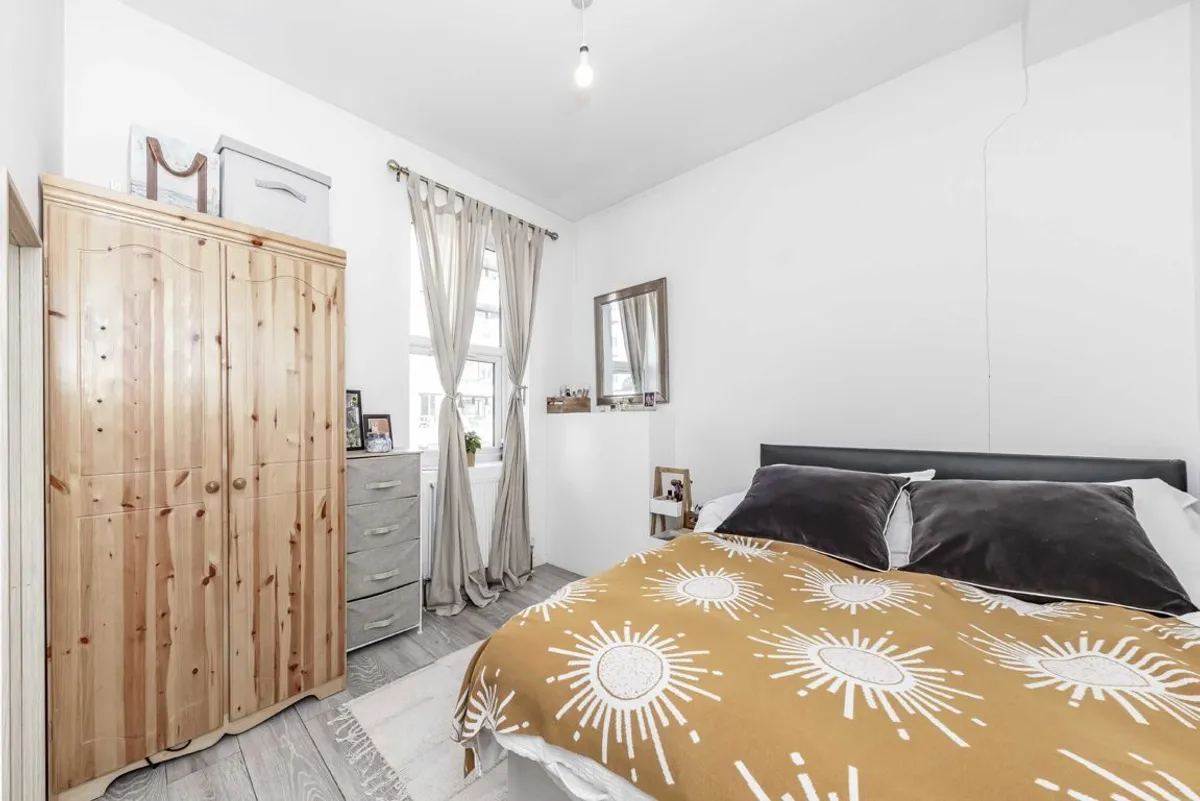 Flat Coldharbour Lane in Greater London