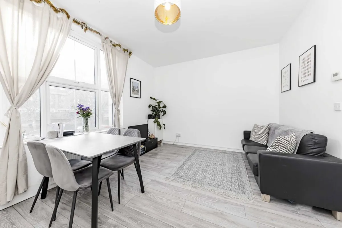 Flat Coldharbour Lane in Greater London