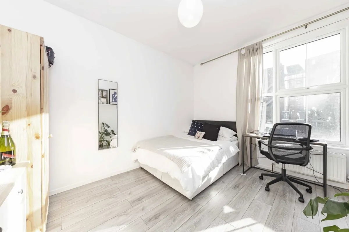 Flat Coldharbour Lane in Greater London