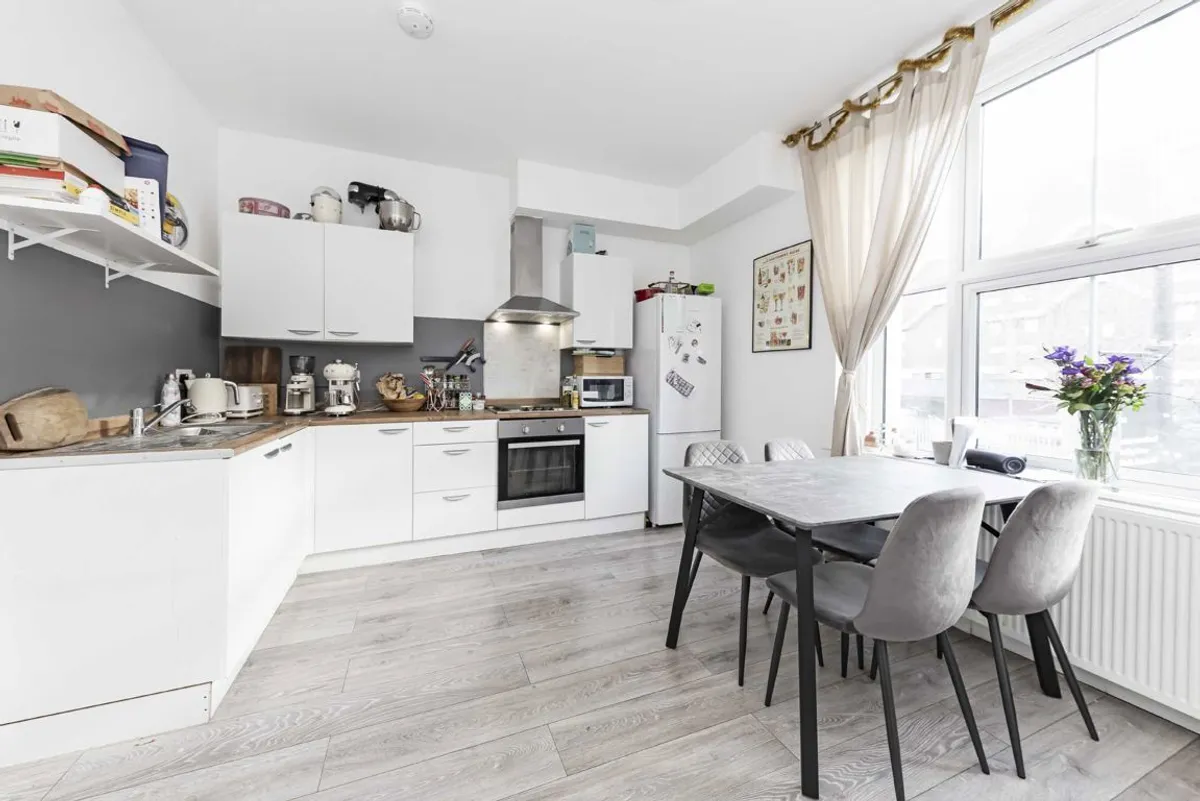 Flat Coldharbour Lane in Greater London