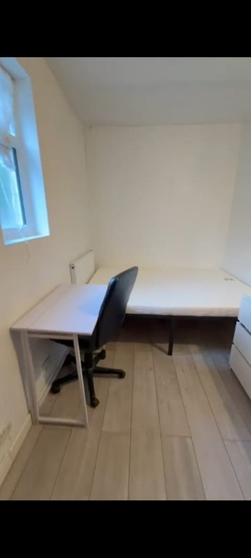 Room Spring Walk in Greater London