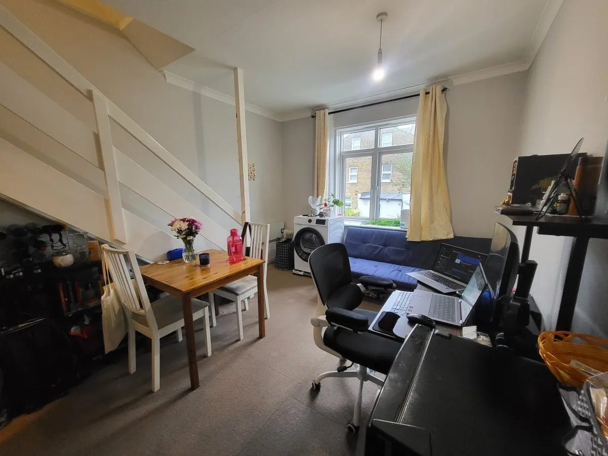 Flat Gordon Road in Greater London