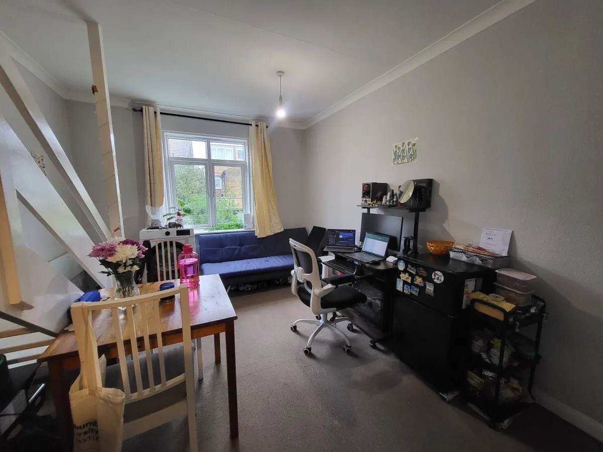 Flat Gordon Road in Greater London