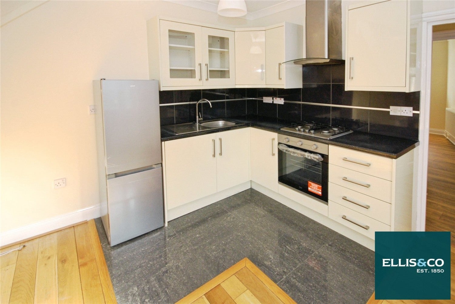 Flat Pennine Drive in Greater London