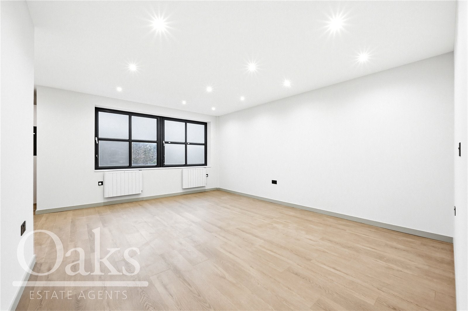 Flat Dingwall Road in Greater London